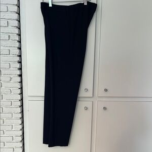 St. John. Classic Knit straight leg Black Pants. Size Small